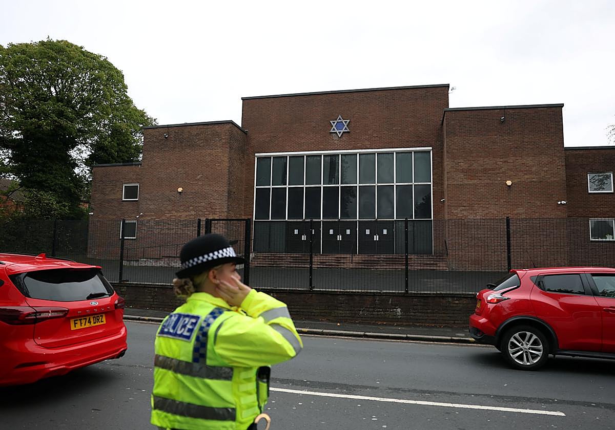 Un agente de la Policía de Mánchester vigila los alrededores de la sinagoga.