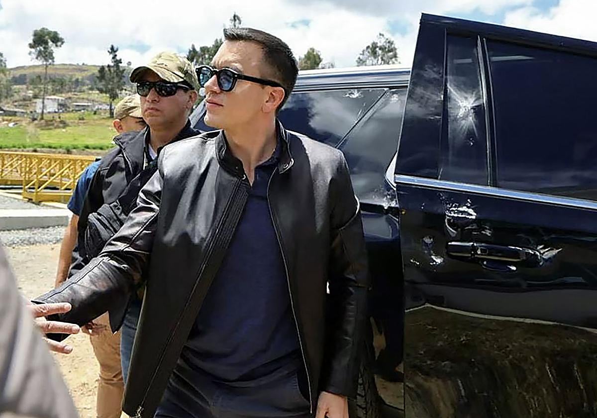 El presidente Daniel Noboa junto a uno de los vehículos de la caravana en la que viajaba cuando fue atacada