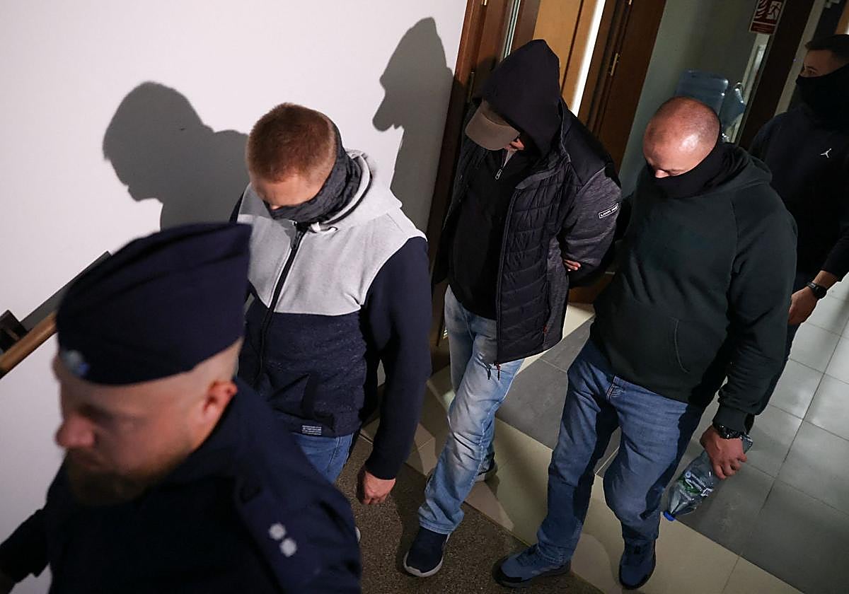 El buzo ucraniano, Volodímir Sch., buscado por Alemania por su presunta participación en el ataaque al gasoducto Nord Stream, camina escoltado por la policía polaca en el tribunal de distrito