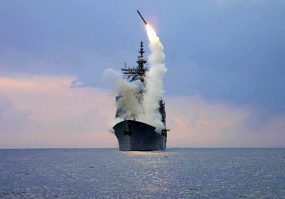 Un misil de ataque terrestre Tomahawk (TLAM) es lanzado desde el crucero de misiles guiados USS Cape St. Georg.
