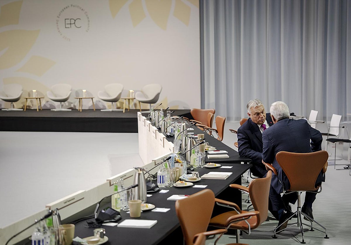 El primer ministro húngaro, Viktor Orbán, con António Costa durante una reunión de la Comunidad Política Europea (CPE) en Copenhague