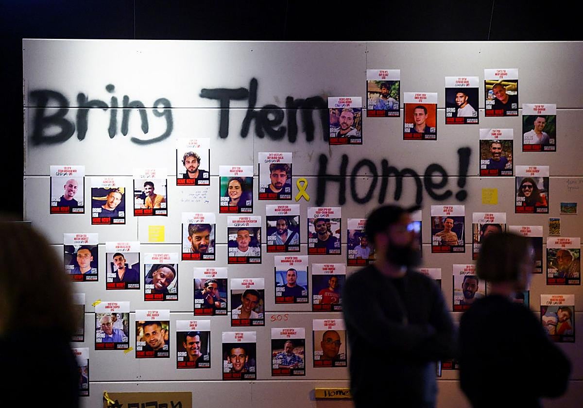 Cartel de los rehenes que quedan en manos de Hamás