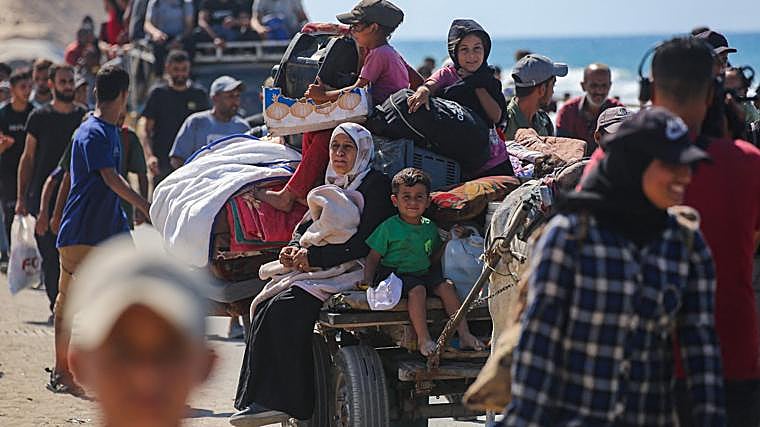 Miles de palestinos se dirigen por la carretera Al-Rashid hacia la ciudad de Gaza desde Nuseirat.