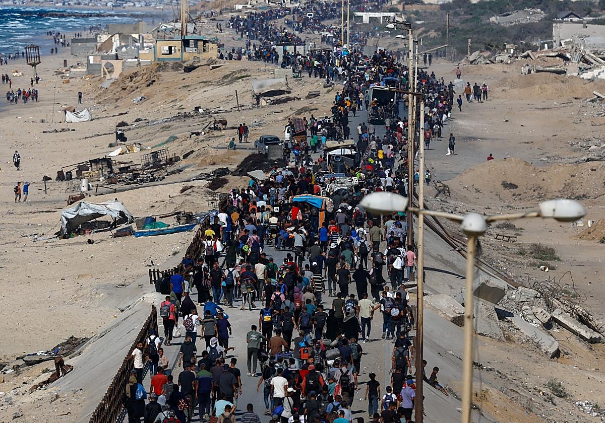 Miles de palestinos regresan a Ciudad de Gaza.