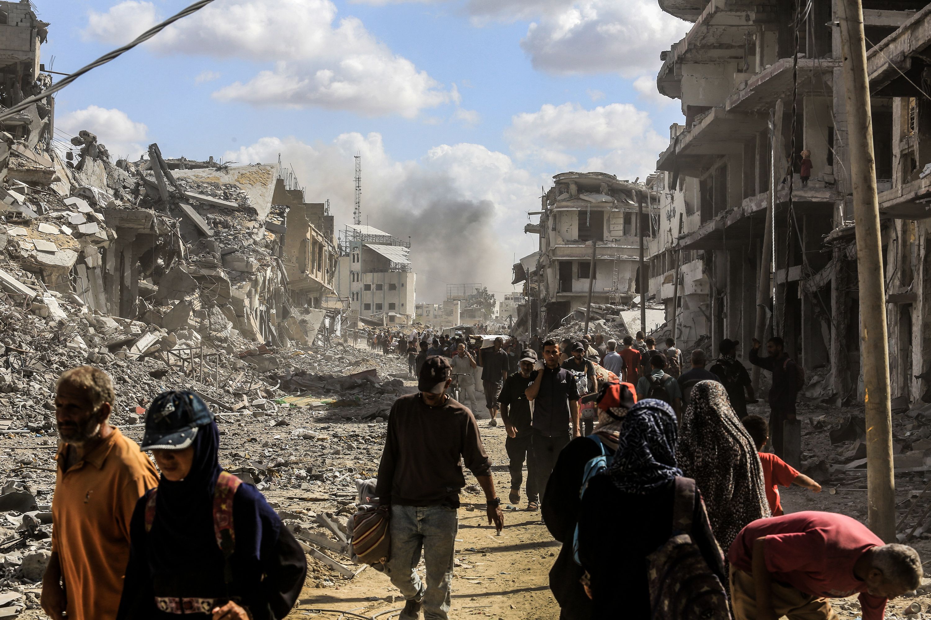 Palestinos desplazados regresan a Ciudad de Gaza. 