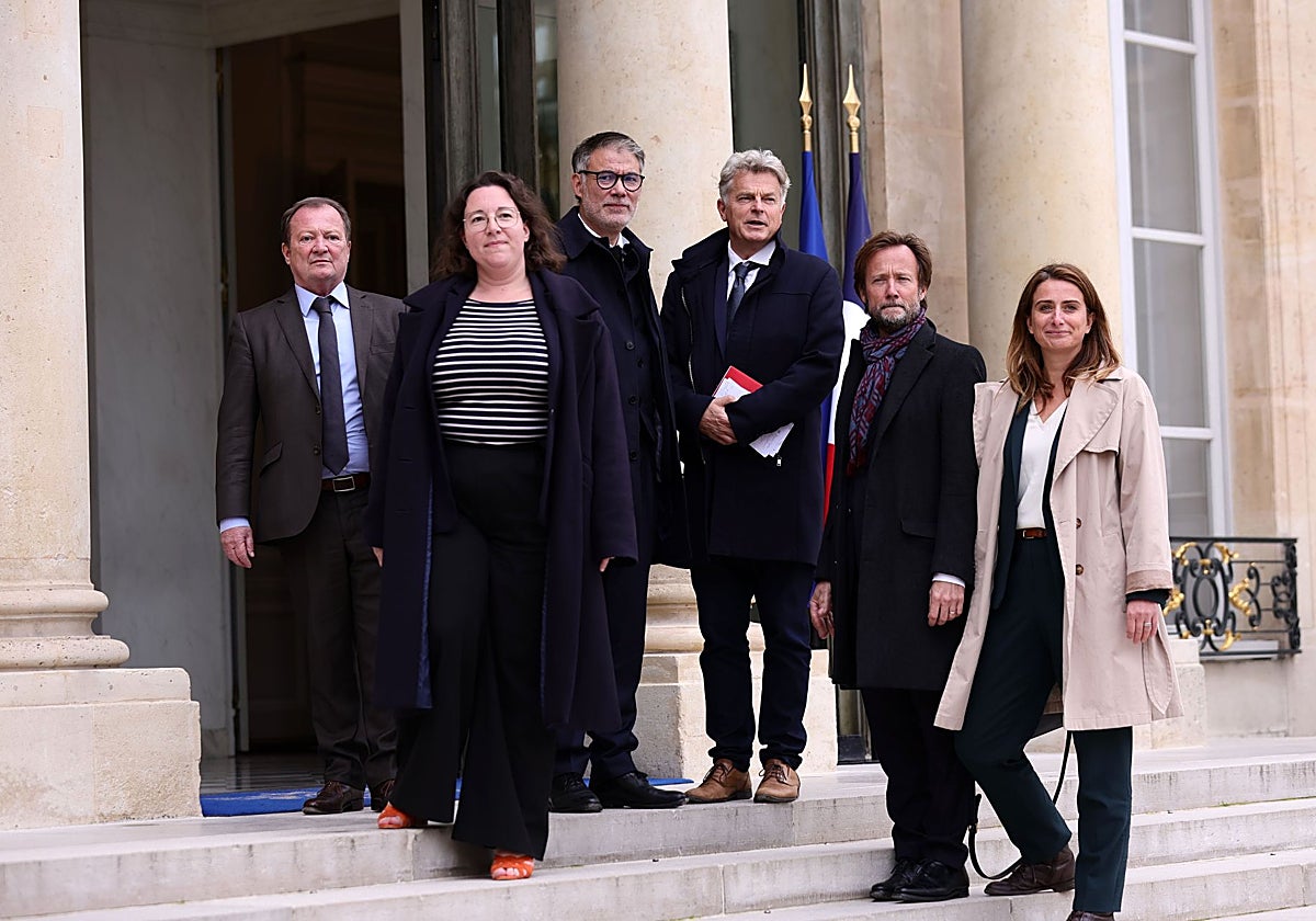 Los representantes de los diferentes partidos antes de entrar en el Eliseo en su reunión con Macron