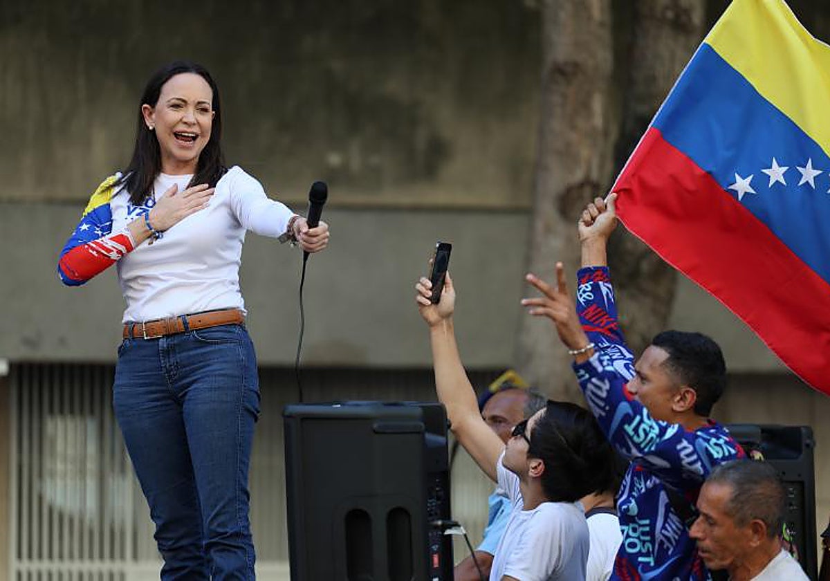 María Corina Machado salió de la clandestinidad el día antes de la que tenía que haber sido la posesión como presidene de Edmundo González