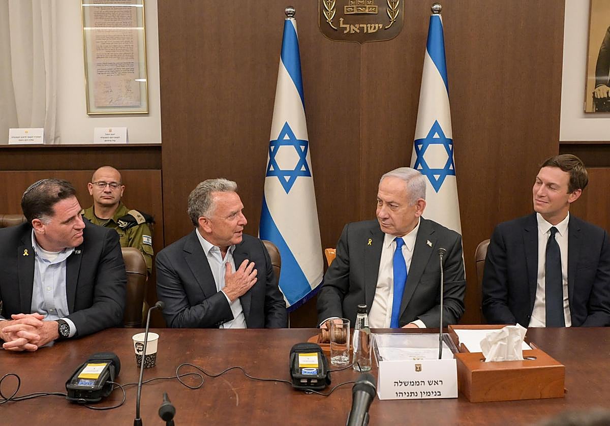 Una fotografía facilitada por la Oficina de Prensa del Gobierno de Israel (OPG) muestra al primer ministro israelí, Benjamin Netanyahu (2-D), reunido con el enviado especial del presidente estadounidense Donald Trump para Oriente Medio, Steve Witkoff (2-I), el yerno del presidente, Jared Kushner (I), y el ministro Ron Dermer (D), asistiendo a la reunión del gabinete israelí en Jerusalén
