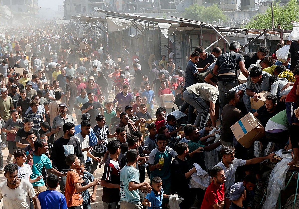 Caravana de gente regresando a Ciudad de Gaza intentan coger la ayuda humanitaria que empieza a entrar