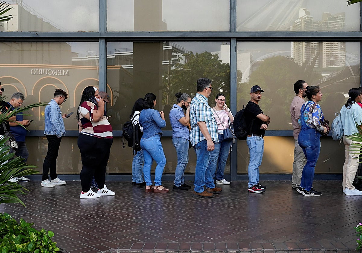 Filas en el consulado venezolano para recoger pasaportes