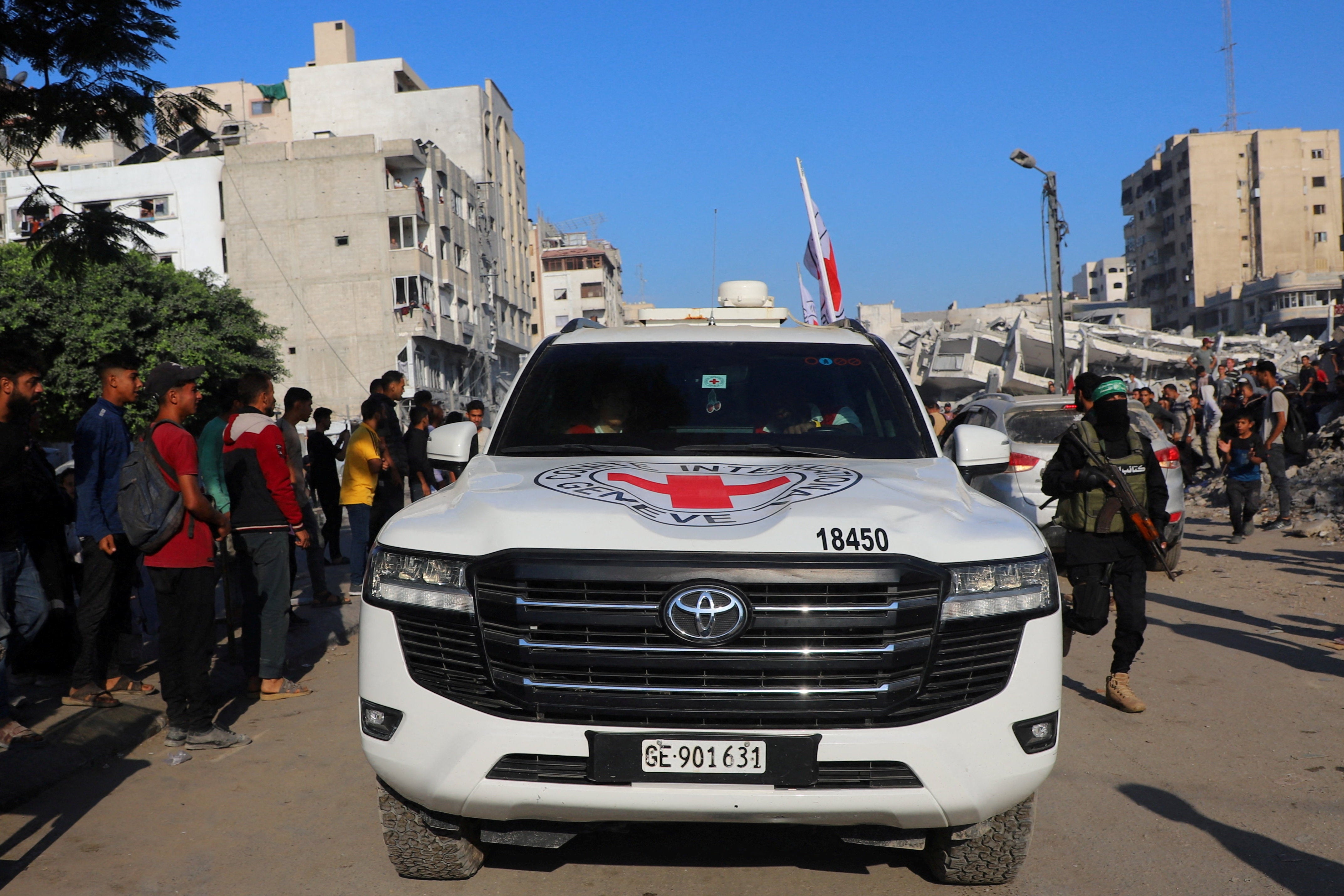 Uno de los coches en los que viajan los rehenes liberados a primera hora de este lunes.