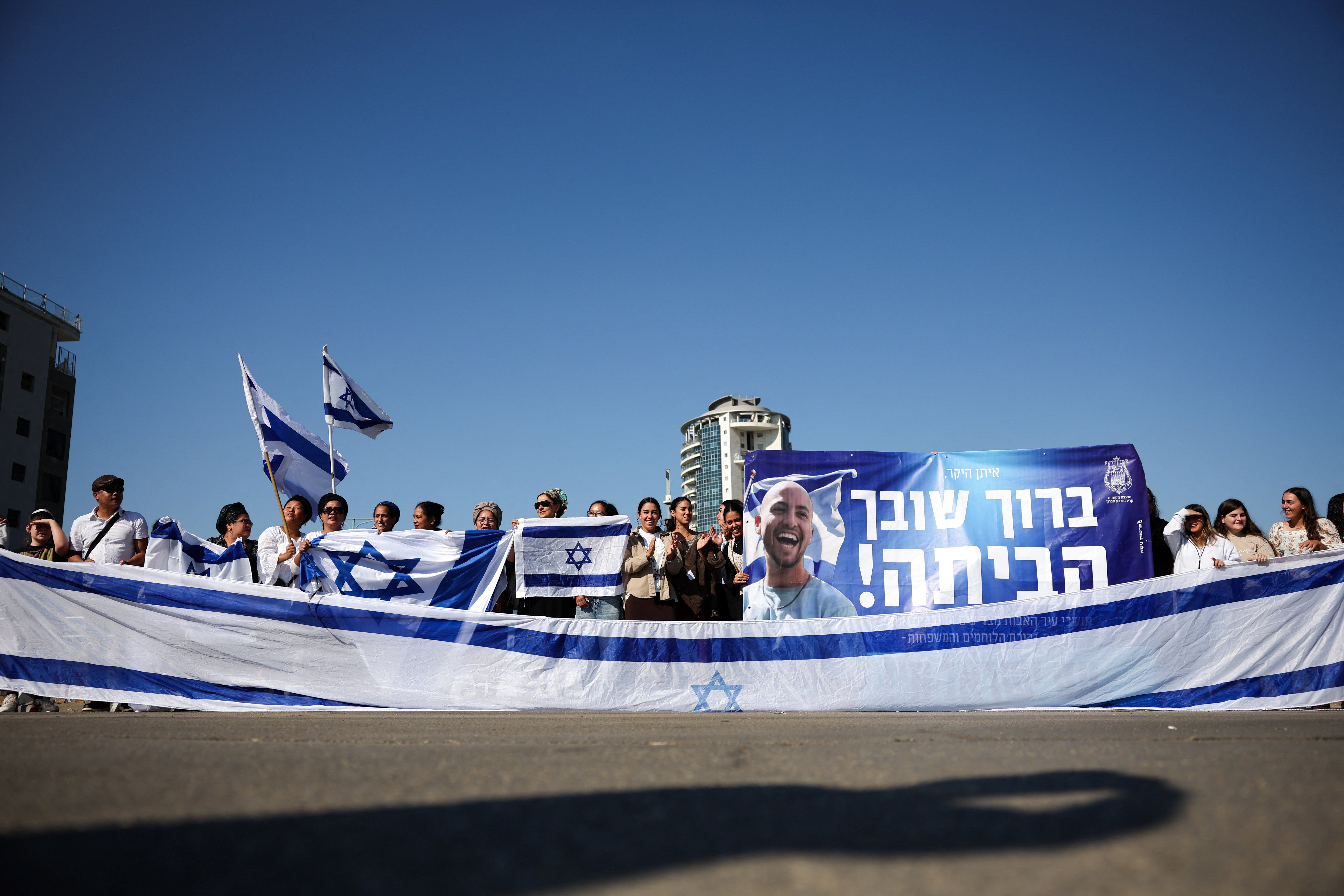 Una multitud celebra que Hamás libere a los rehenes que quedaban secuestrados.