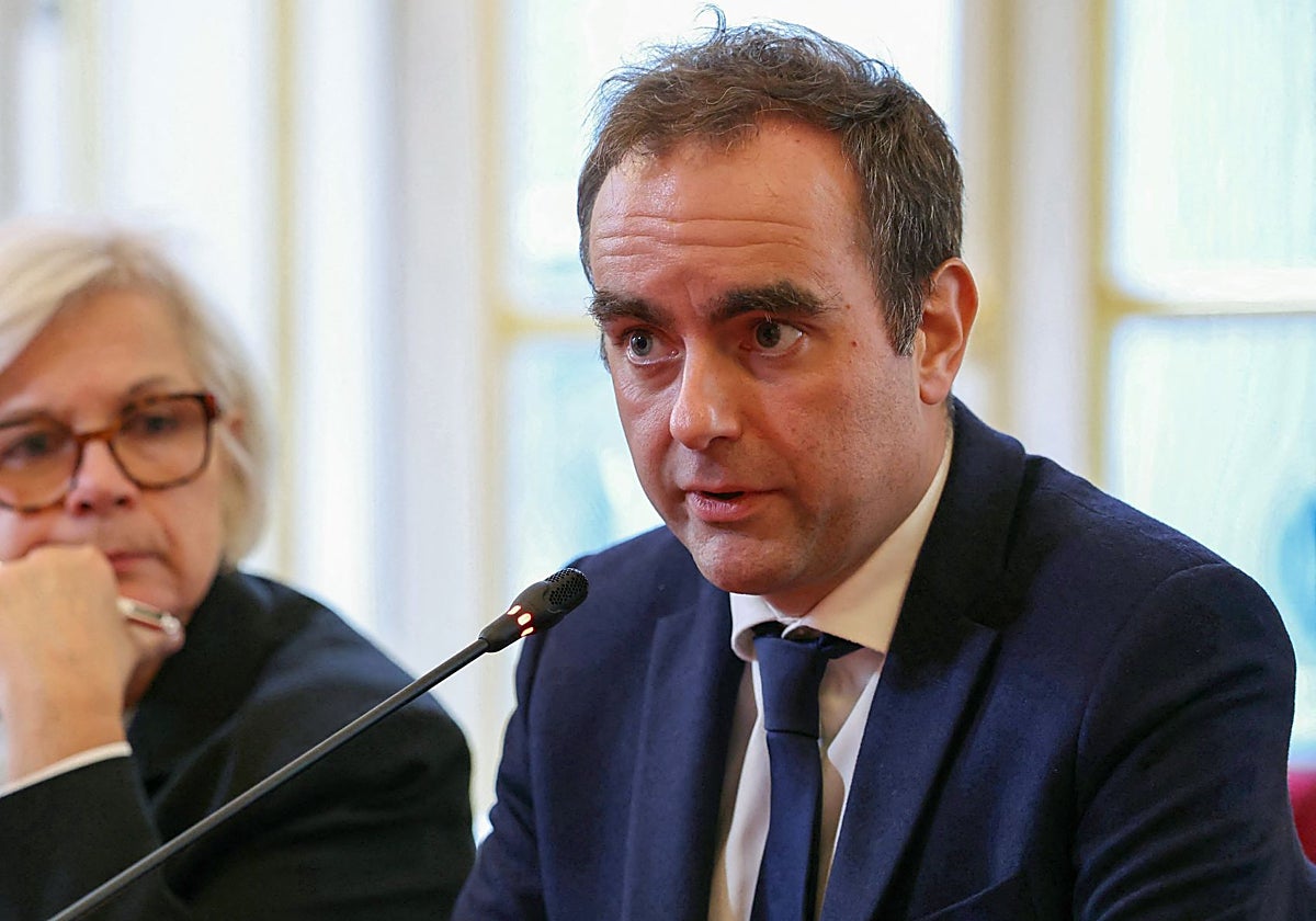 El primer ministro francés reelecto, Lecornu, da la bienvenida a los nuevos miembros de su gabinete para una reunión en París