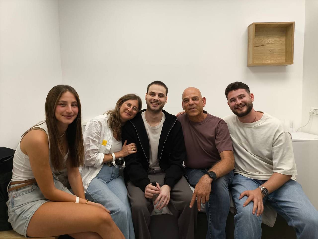 El rehén israelí Alon Ohel se encuentra con su familia dos años después de ser capturado por Hamás