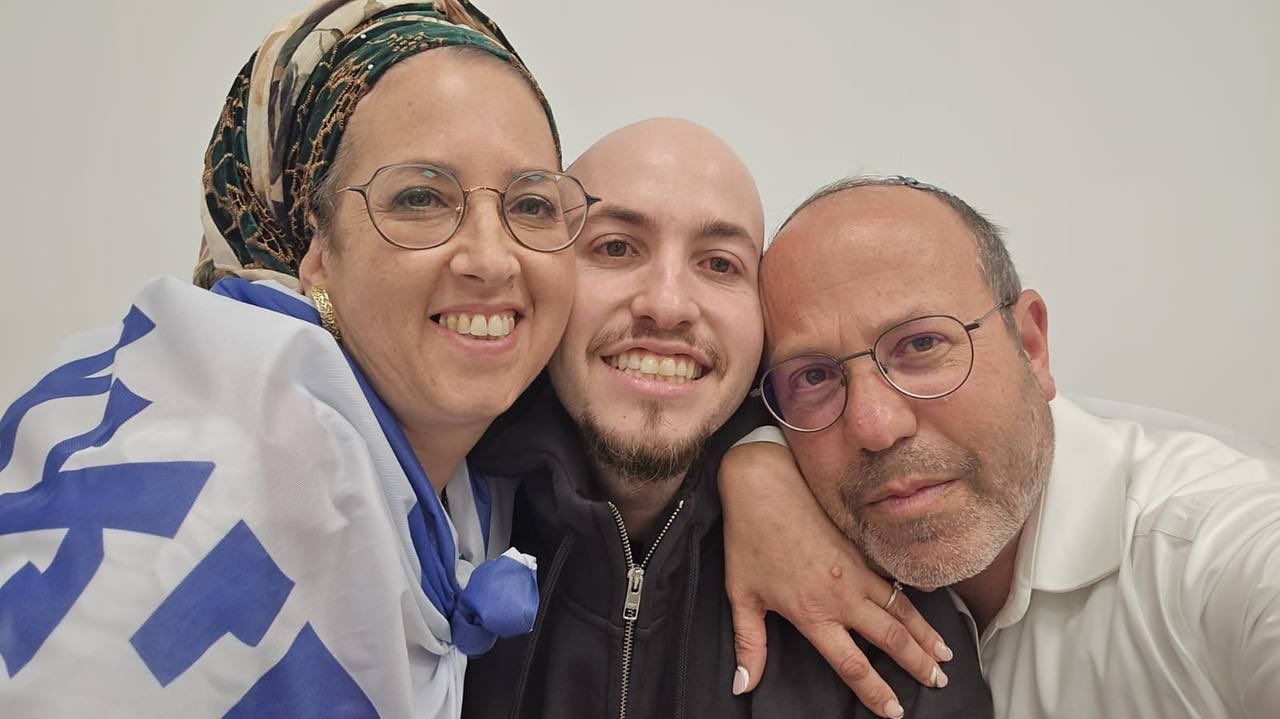 El rehén israelí Eitan Mor se reúne con sus padres tras permanecer cautivo durante más de dos años en manos de Hamás