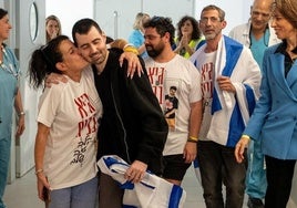 El camino de los rehenes liberados para volver a la vida: reclusión, psicólogos y forenses