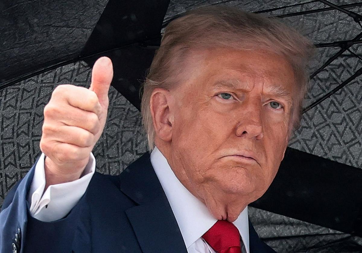 El presidente de Estados Unidos, Donald Trump , hace un gesto de aprobación con el pulgar al abordar el Air Force One, antes de partir hacia Israel