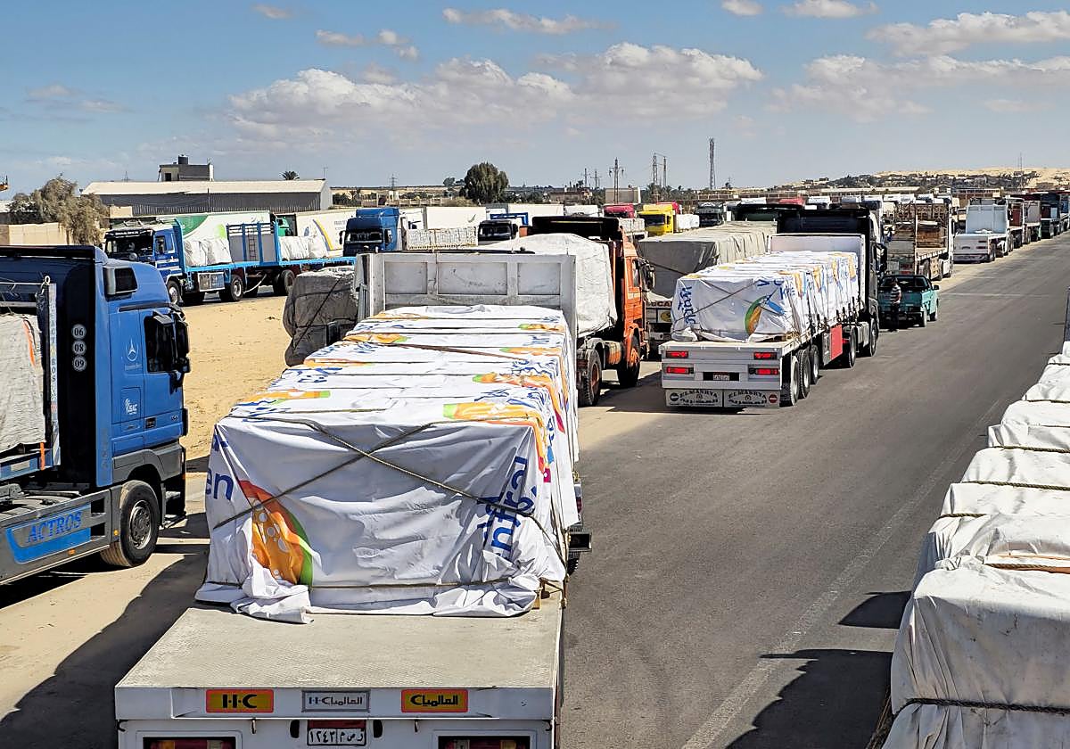 Camiones a la espera en el paso de Rafah