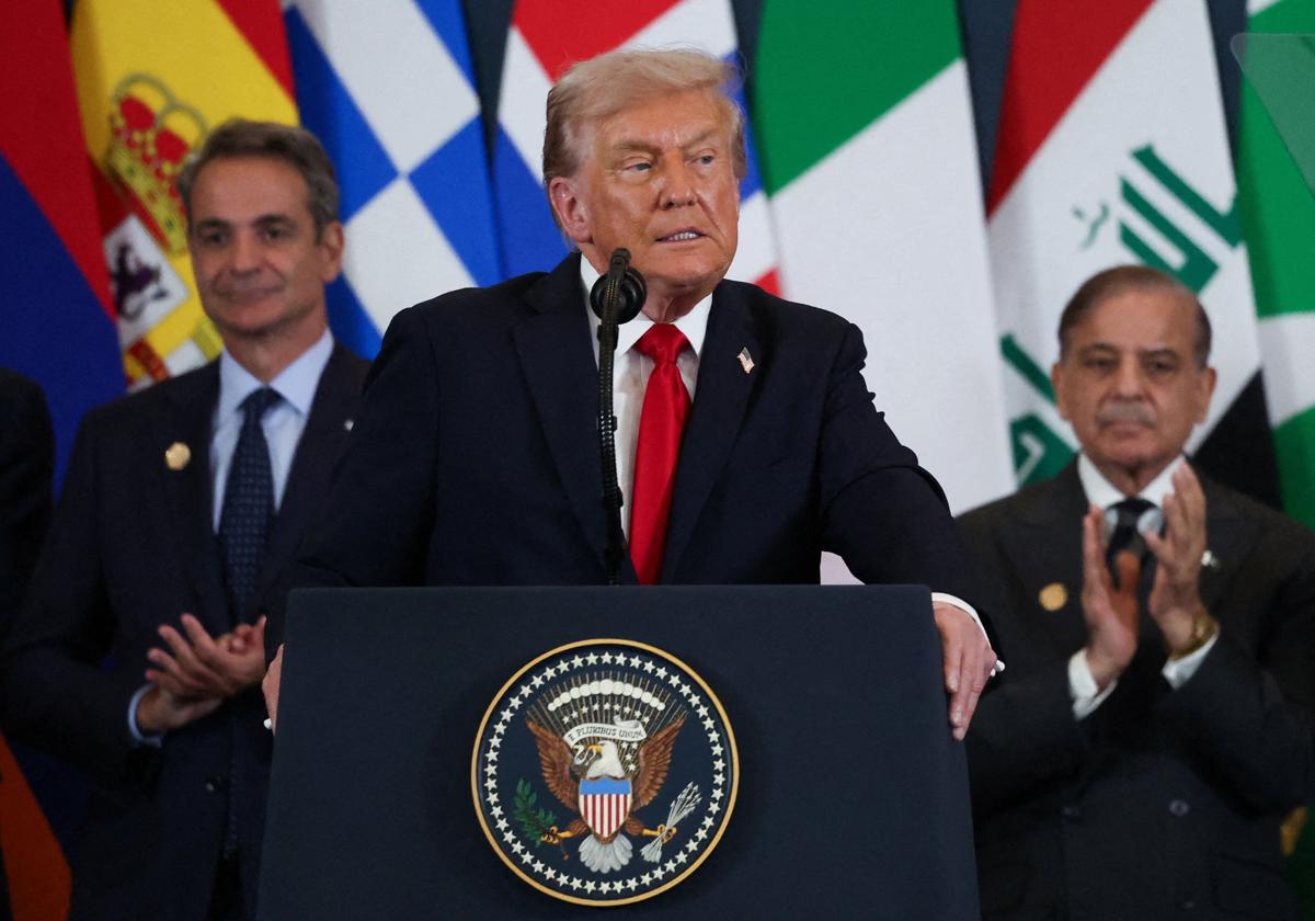 El presidente estadounidense Donald Trump (C) habla mientras el primer ministro pakistaní Shehbaz Sharif (D) y el primer ministro griego Kyriakos Mitsotakis (I) aplauden durante la cumbre sobre Gaza celebrada en Sharm El-Sheikh (Egipto)