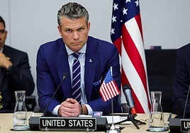 El avión del secretario de Defensa de EE.UU. realiza un aterrizaje de emergencia en Reino Unido por una grieta en el parabrisas