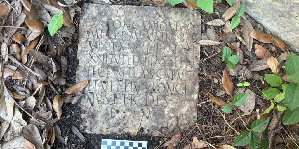 Un matrimonio encuentra una lápida romana del siglo II en su jardín en Nueva Orleans mientras limpiaba