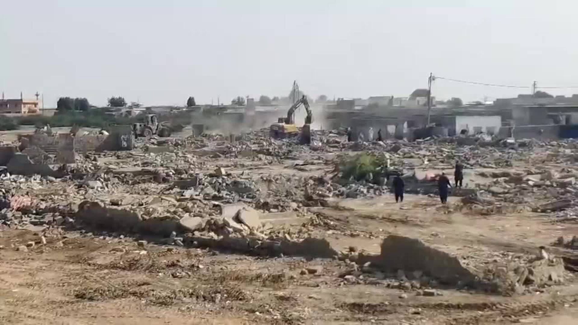 Pakistán comienza la demolición de los campamentos afganos desocupados en Karachi