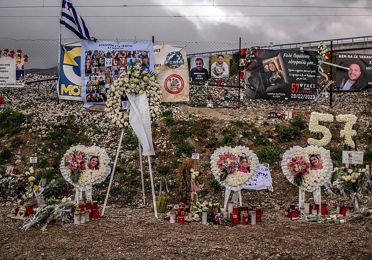 Pancartas que dejaron el lugar del accidente en el valle de Tempe