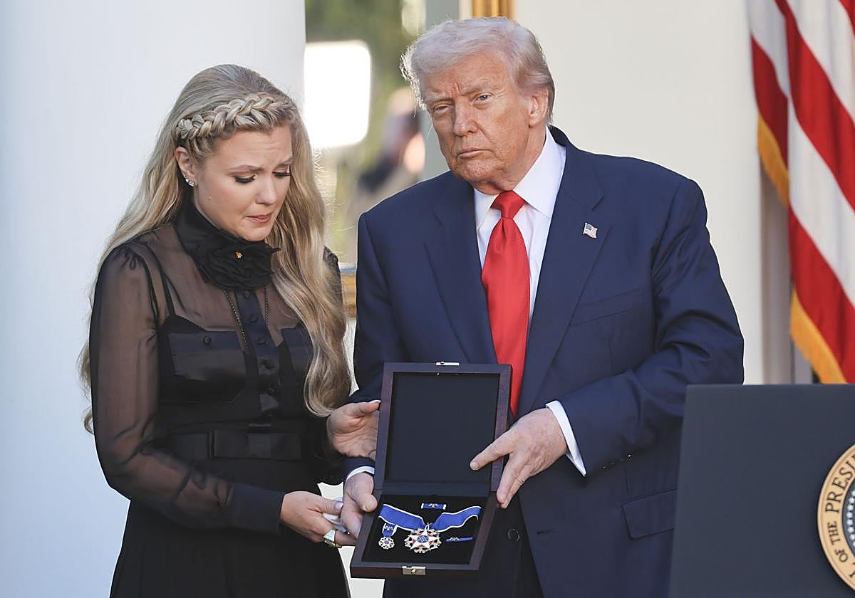 El presidente de Estados Unidos, Donald Trump (d), posa junto a la viuda Erika Kirk, durante la entrega de la Medalla Presidencial de la Libertad de manera póstuma al activista conservador