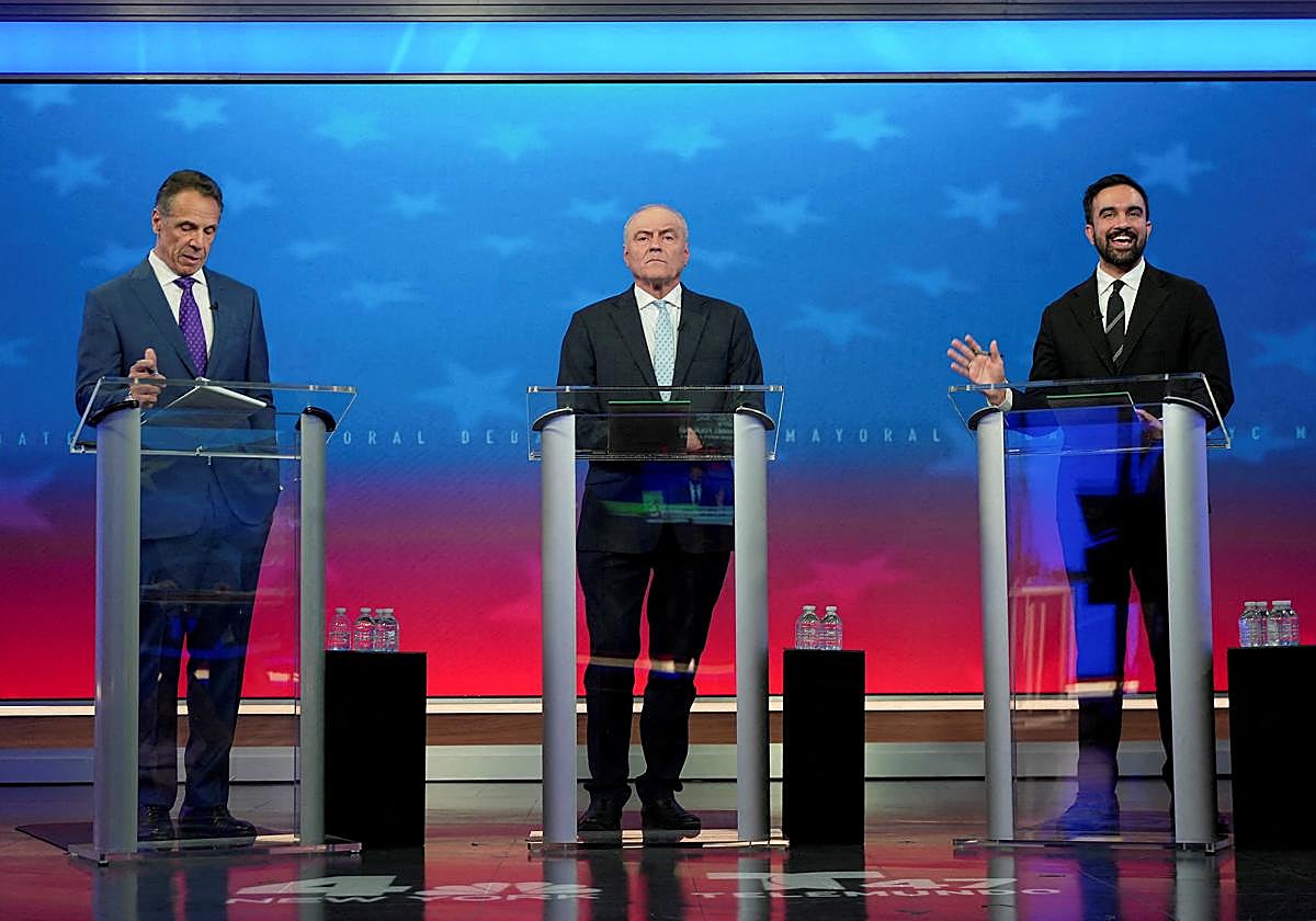 Andrew Cuomo, Curtis Sliwa y Zohran Mamdani, durante el debate a la alcaldía de Nueva York