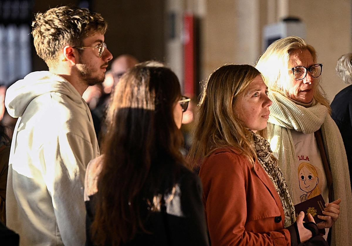 Los familiares de la pequeña Lola este viernes en el juzgado.