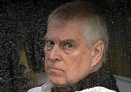 El Príncipe Andrés renuncia a todos sus títulos ante las acusaciones por sus vínculos con Epstein