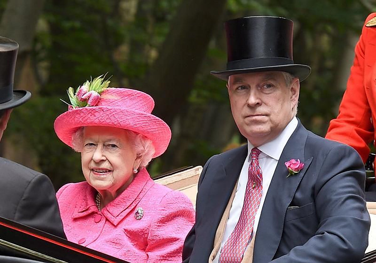 Andrés era el favorito de la Reina Isabel II, a quien acompaña a las carreras de Ascot en esta imagen de 2017
