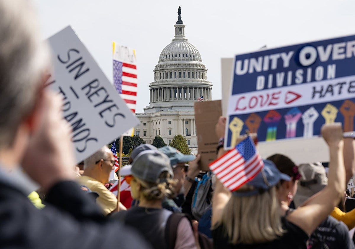 Manifestantes participan en la jornada nacional de protesta 'Sin Reyes', contra el autoritarismo y las amenazas a la democracia bajo el Gobierno de Trump