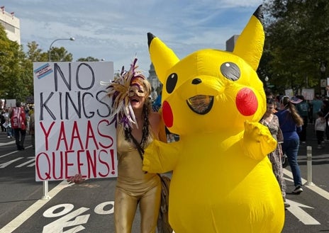 Imagen secundaria 1 - Protesta en Washington, con disfraces, tambores y pancartas contra la concentración de poder