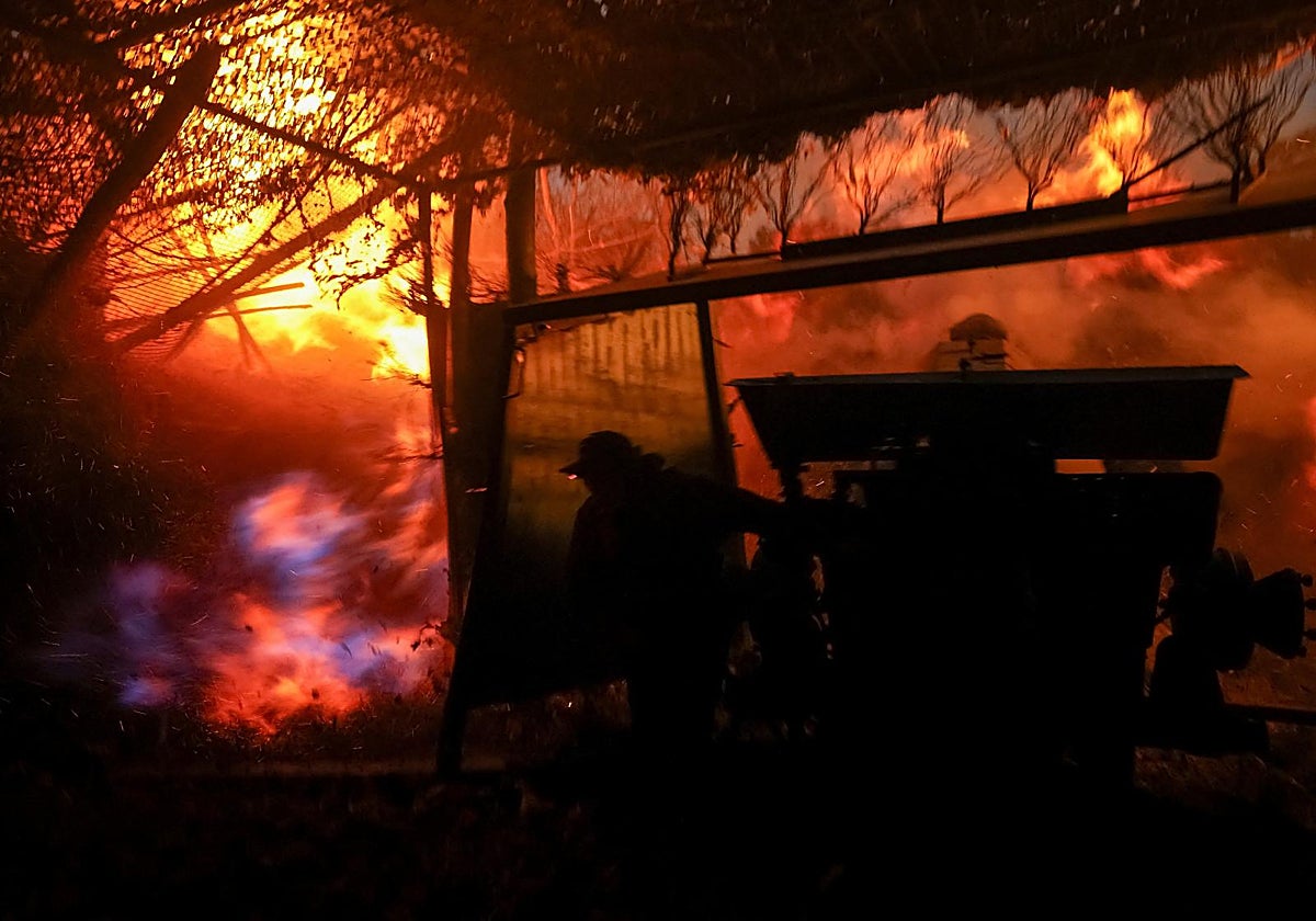 Un artillero ucraniano dispara un obús D-30 contra las tropas rusas, en una posición cercana a la ciudad de Kupiansk, en Járkov