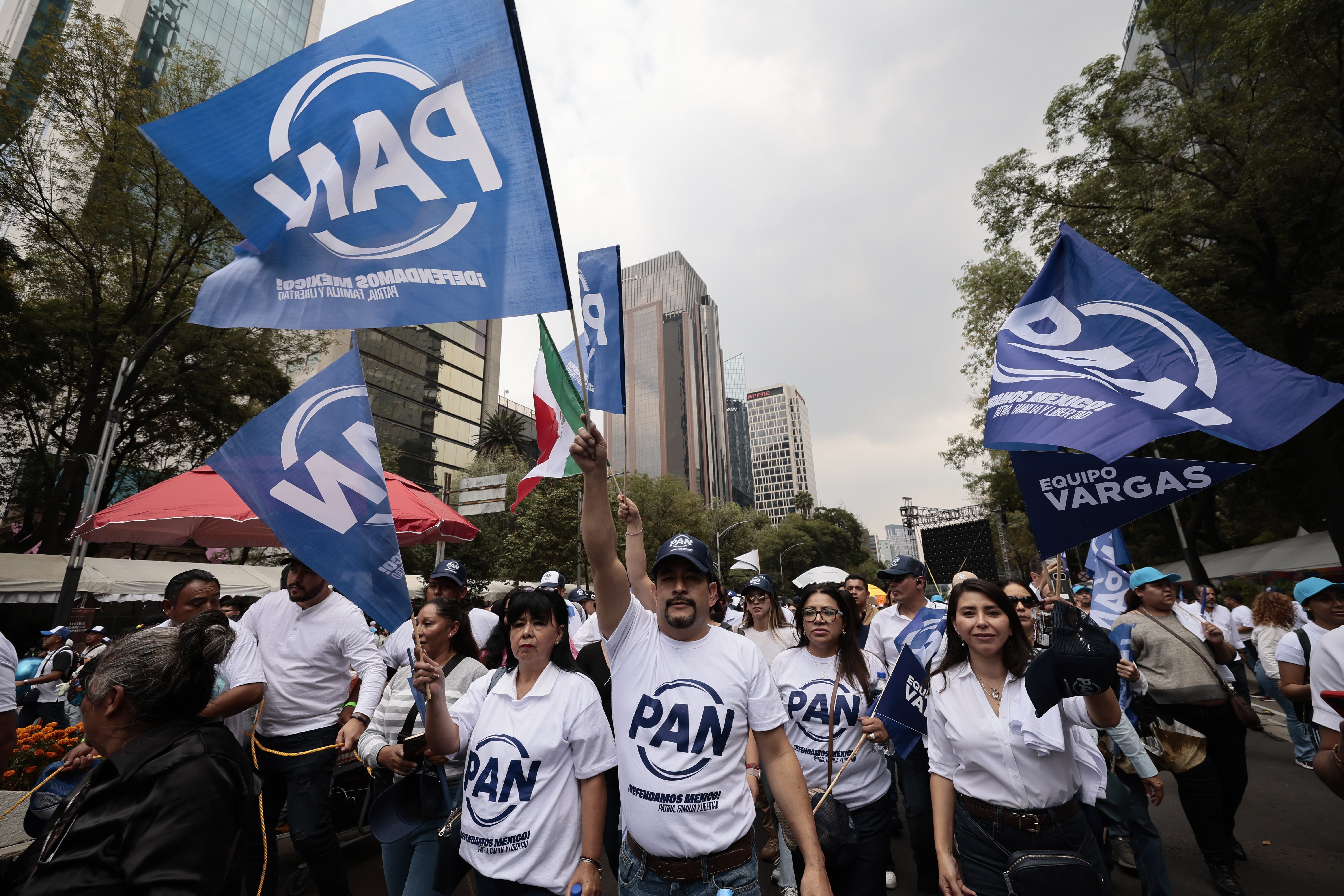 Simpatizantes participan en una marcha por el relanzamiento del Partido Acción Nacional (PAN) este sábado, en la Ciudad de México