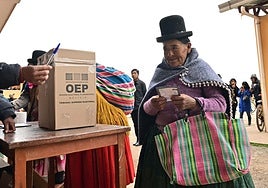 Bolivia acude sin incidentes a la urnas en un día que certifica el final de 20 años de izquierdismo