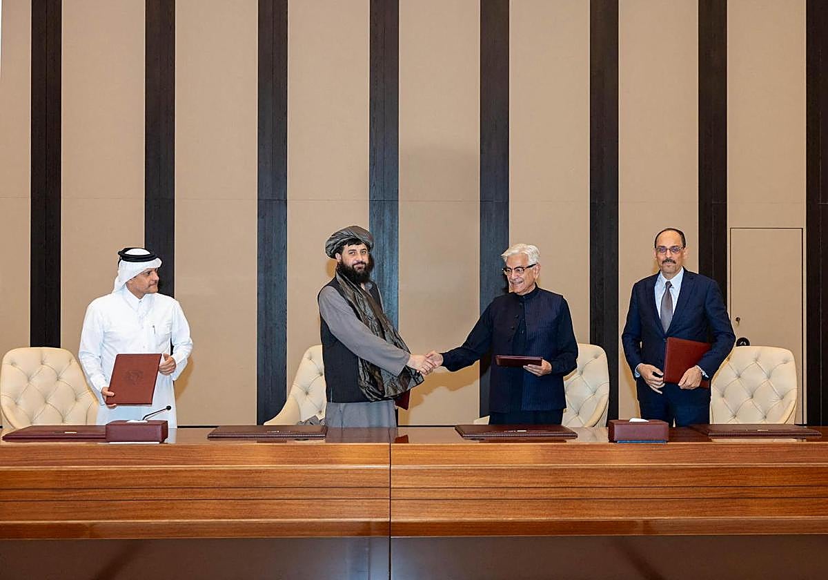 Firma de paz entre los ministros de Asuntos Exteriores de Kabul e Isalamabad en Doha