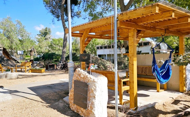 Imagen principal - Una roca conmemorativa, dos sillones y una hamaca recuerdan el lugar donde cayó abatido Tamir Adar. Todo el kibutz de Nir Oz, asaltado por los terroristas de Hamás y los civiles de Gaza el 7 de octubre de 2023, es un mausoleo del horror, como se ve en sus casas destrozadas y en los altares hebreos por las familias asesinadas