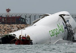 Mueren dos empleados del aeropuerto de Hong Kong tras chocar con un avión de carga que se salió de la pista