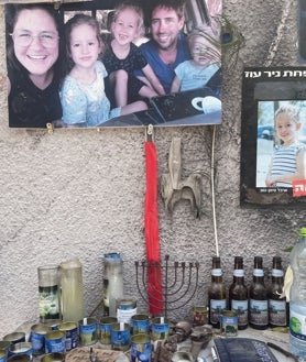 Imagen secundaria 2 - Una roca conmemorativa, dos sillones y una hamaca recuerdan el lugar donde cayó abatido Tamir Adar. Todo el kibutz de Nir Oz, asaltado por los terroristas de Hamás y los civiles de Gaza el 7 de octubre de 2023, es un mausoleo del horror, como se ve en sus casas destrozadas y en los altares hebreos por las familias asesinadas