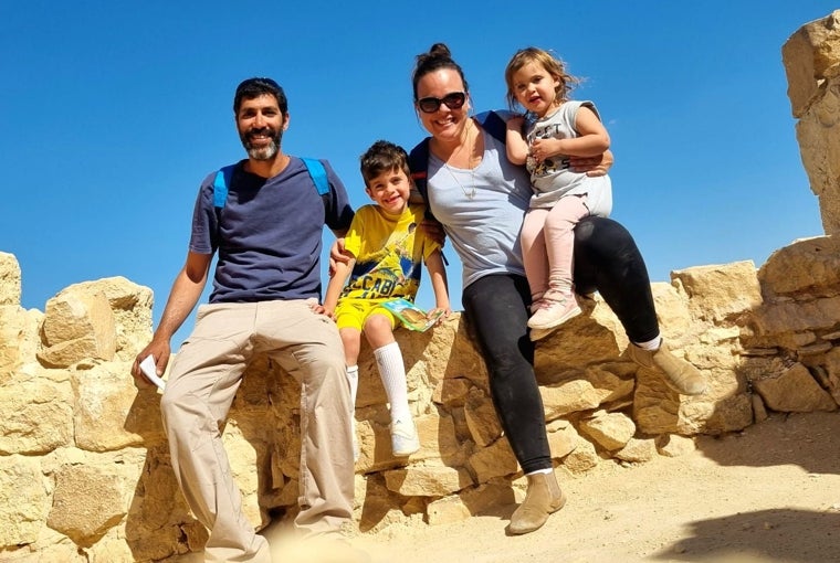 Tamir Adar, con su familia