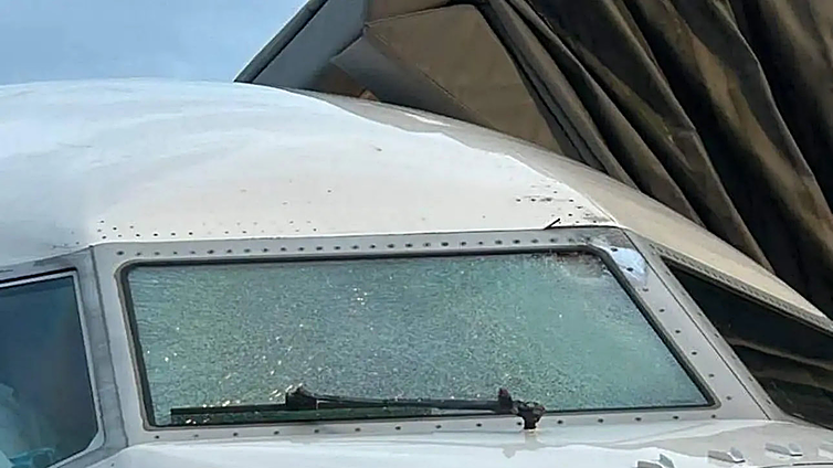 Un piloto resulta herido tras romperse el parabrisas de un avión a 11.000 metros de altitud: investigan si el impacto fue de un globo meteorológico