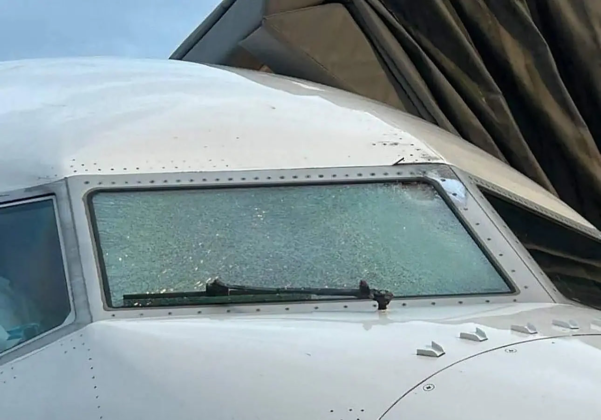 El piloto de la aeronave resultó herido luego de que el parabrisas se rompiera a 36 mil pies de altura mientras viajaba de Denver a Los Ángeles,
