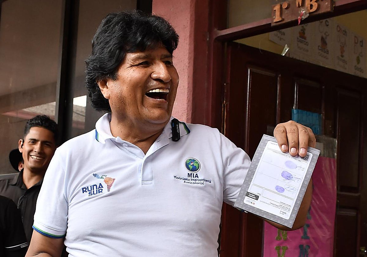 El expresidente de Bolivia Evo Morales (2006-2019) muestra su voto en las elecciones de este domingo