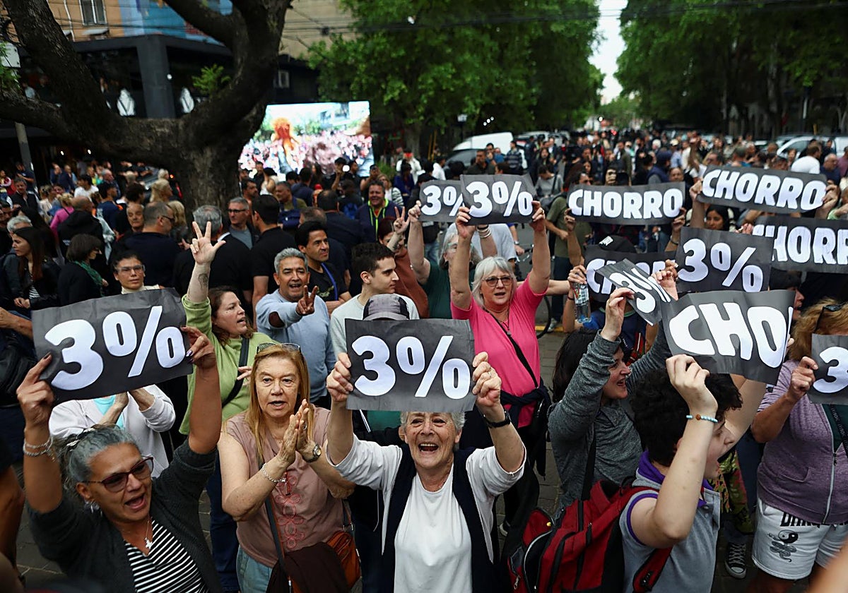 Protestas durante un mitin del partido oficialista La libertad Avanza, en Buenos Aires