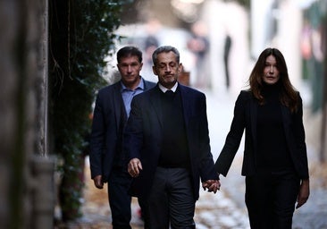 El expresidente francés Sarkozy entra en prisión, recibido por otros reclusos entre gritos: «¡Estás en tu casa!»