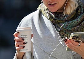 Multan a una mujer con más de 170 euros por tirar los restos de su café por un desagüe en la calle