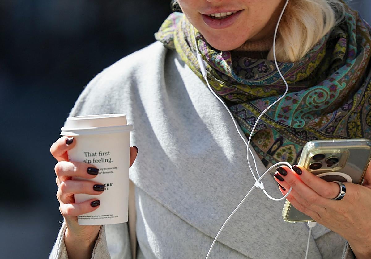 Una mujer con un café