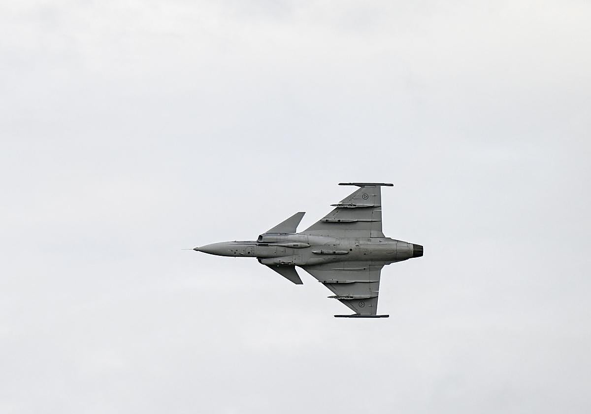 Un avión de combate Saab Gripen serie E sobrevuela el aeropuerto de Linköping, Suecia, durante la visita del presidente ucraniano este miércoles